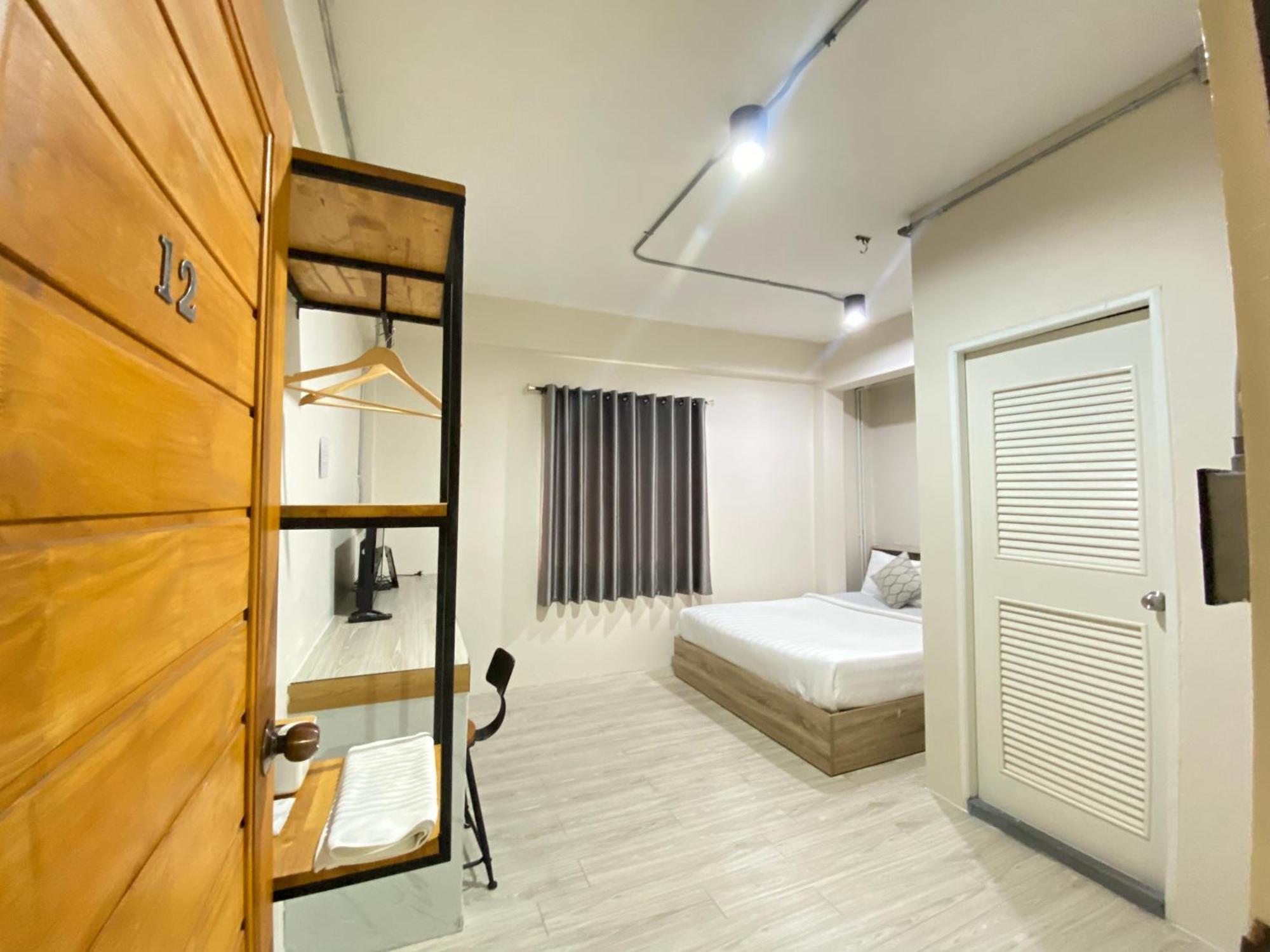 ซับรูมโฮเทล Subroom Hotel Сураттхани Экстерьер фото